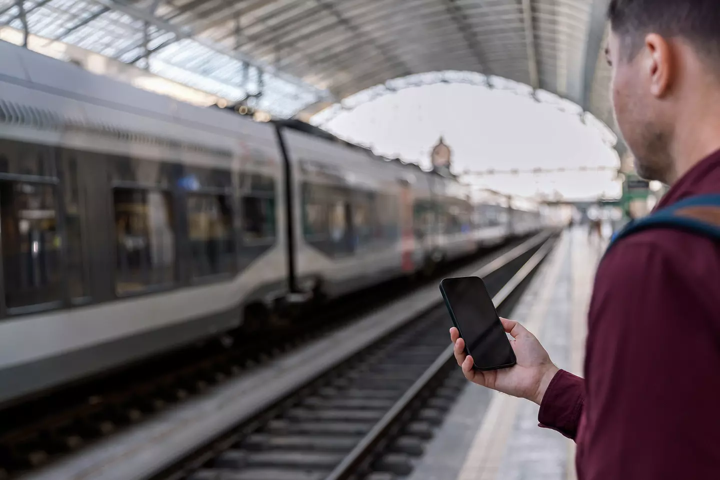 jeune-homme-telephone-quai-gare